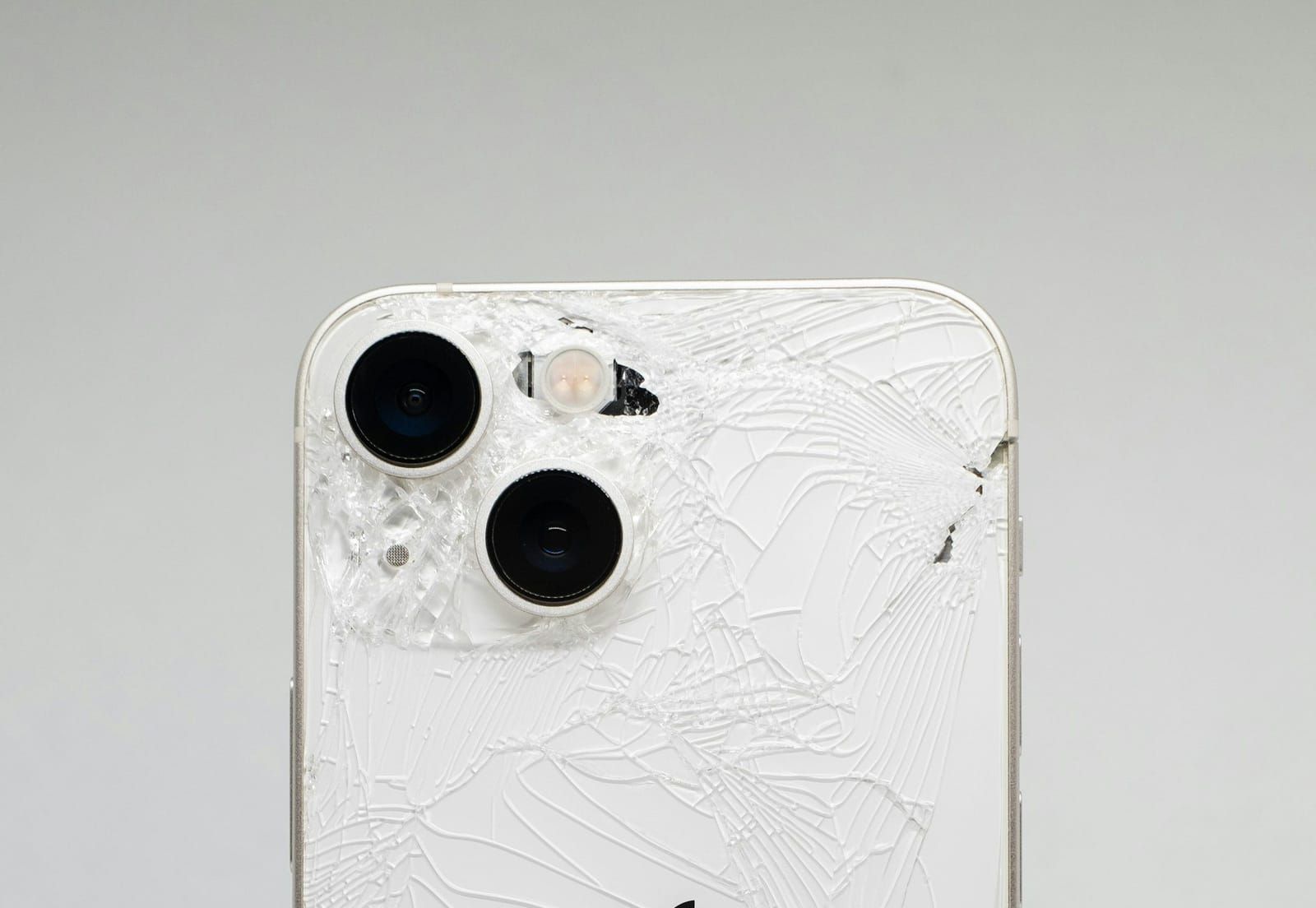 iPhone mit gesprungener Glasrückseite