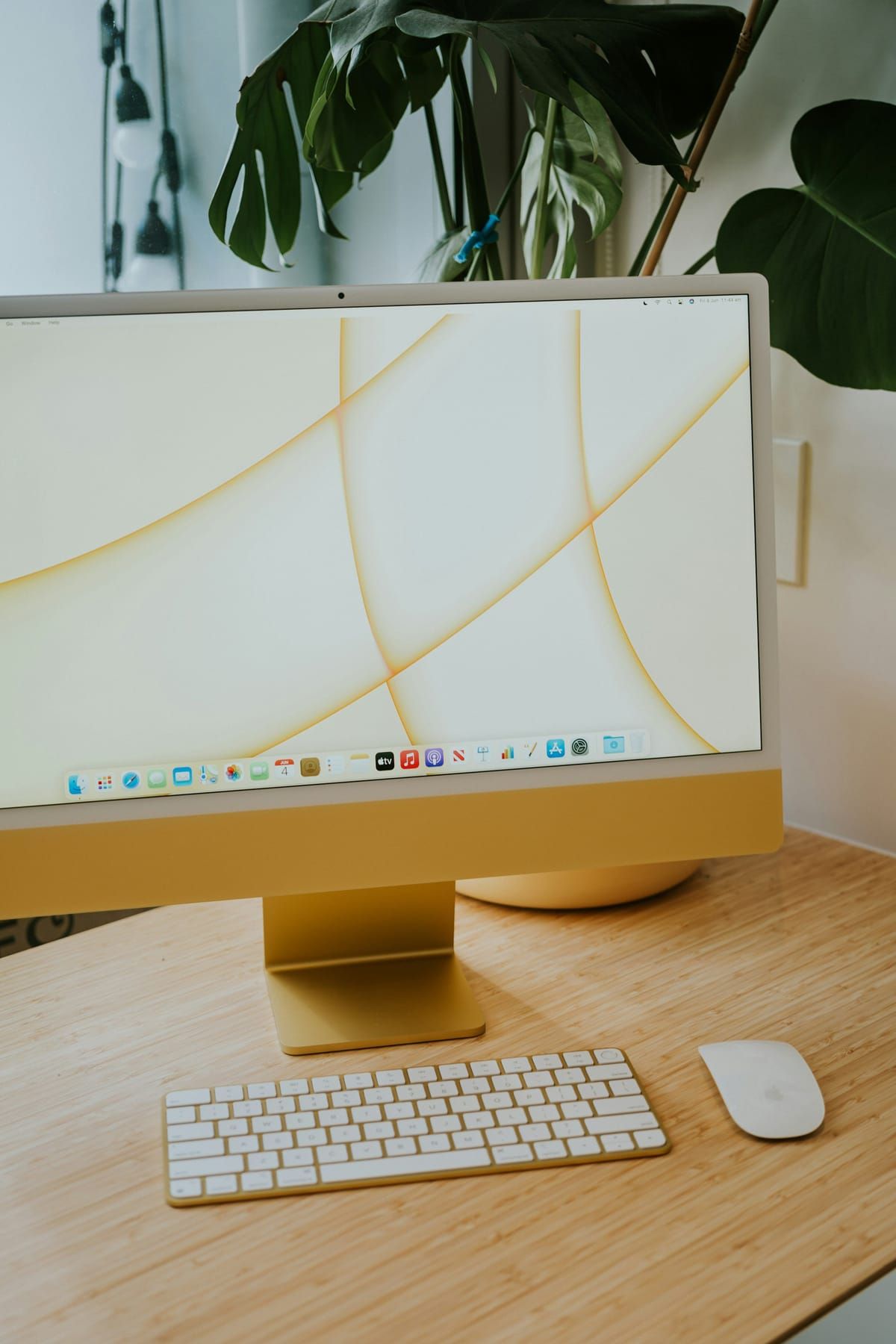 iMac auf einem Holzschreibtisch