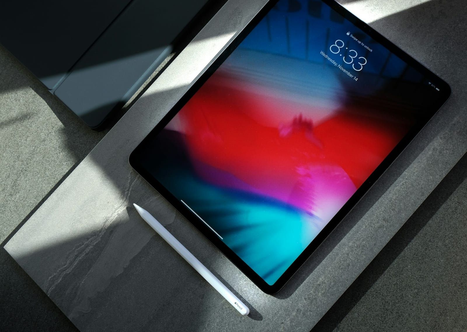 iPad Pro mit Stift auf einem Tisch