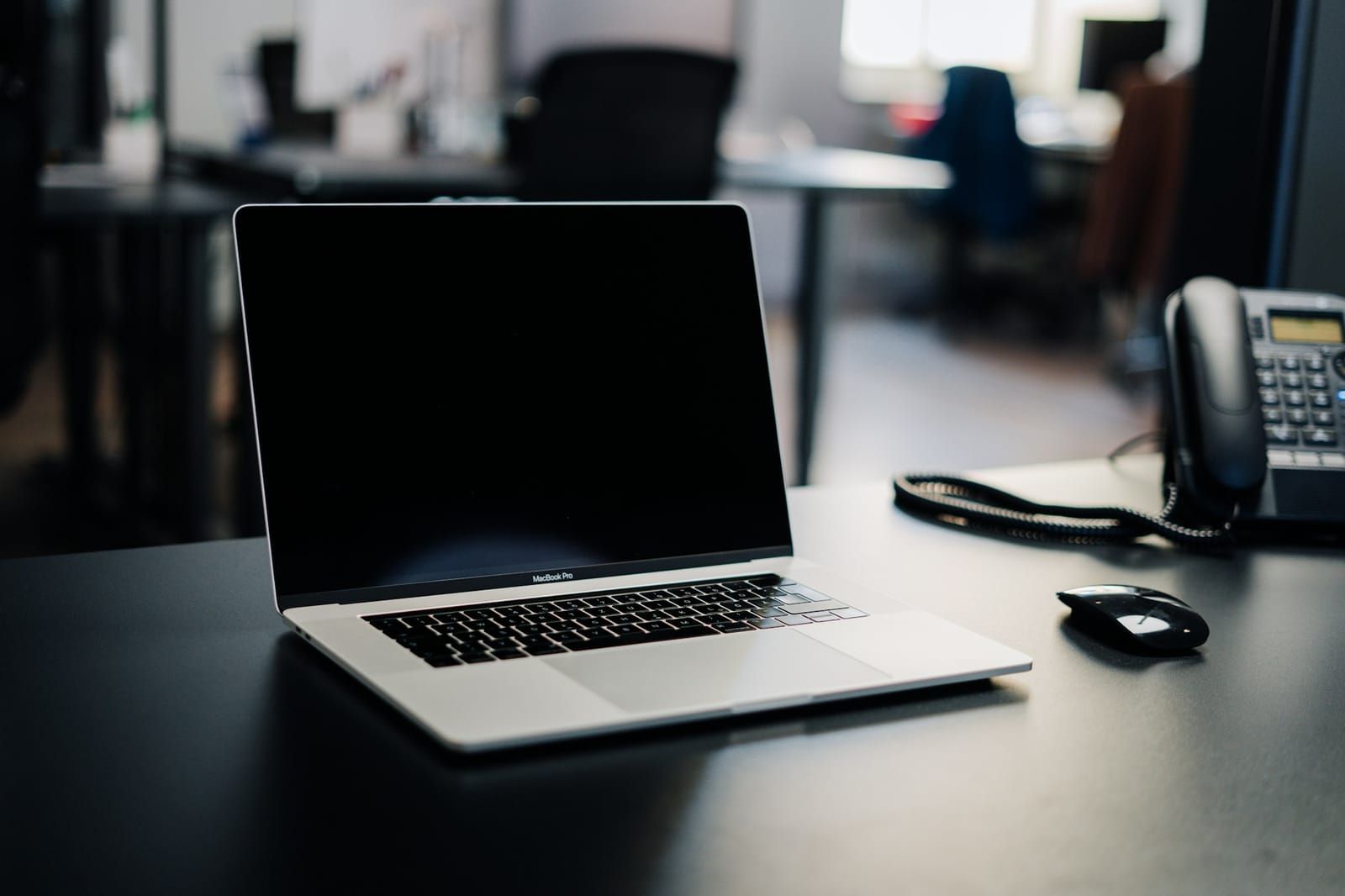 Aufgeklapptes MacBook Pro auf einem Schreibtisch