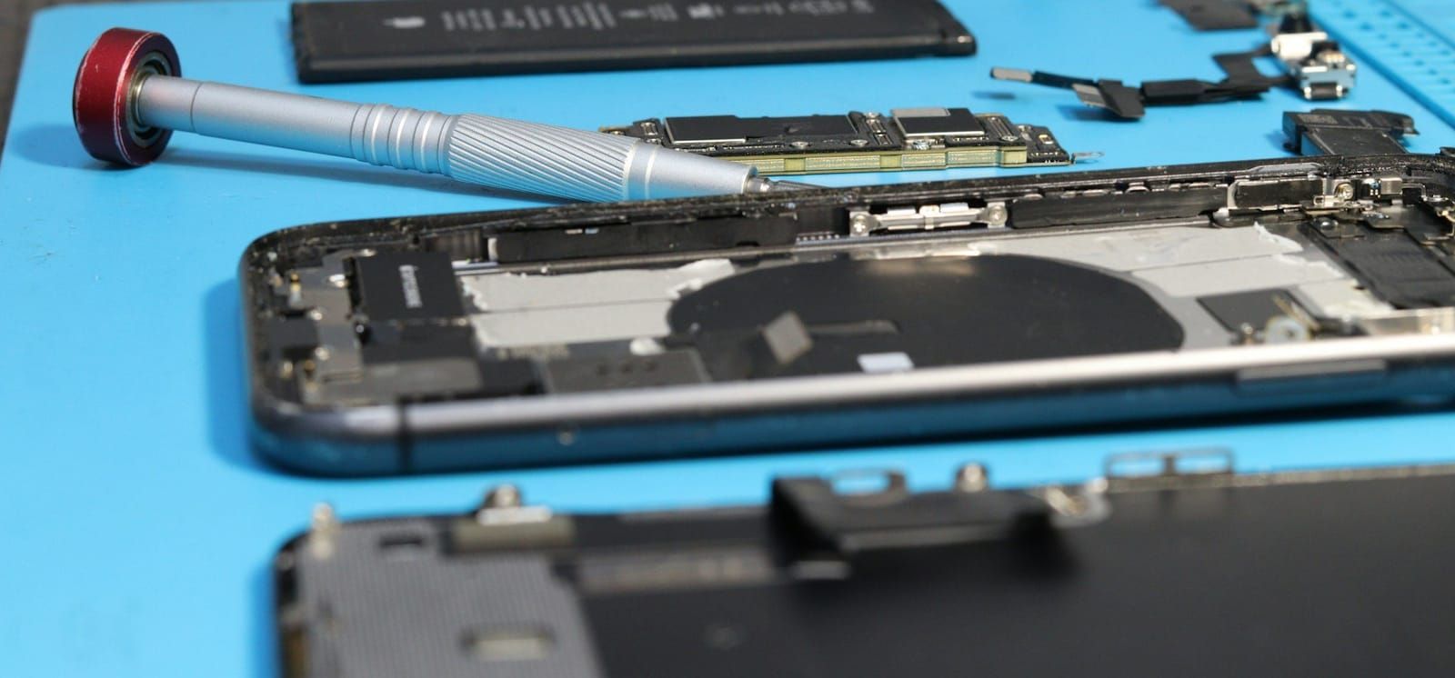 Geöffnetes iPhone bei der Reparatur