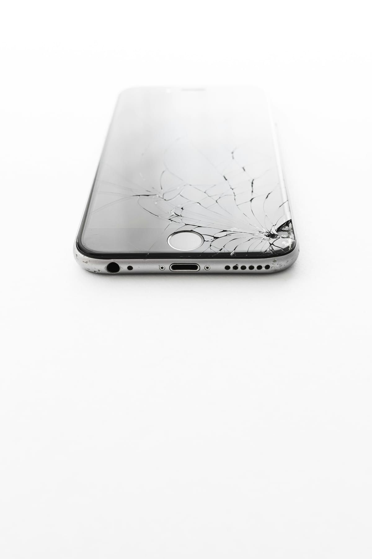 iPhone mit gesprungenem Display