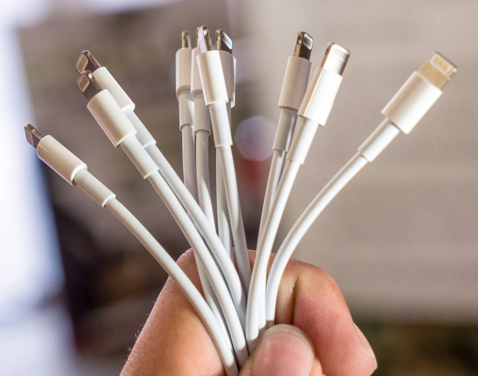 Apple-Ladekabel in der Hand